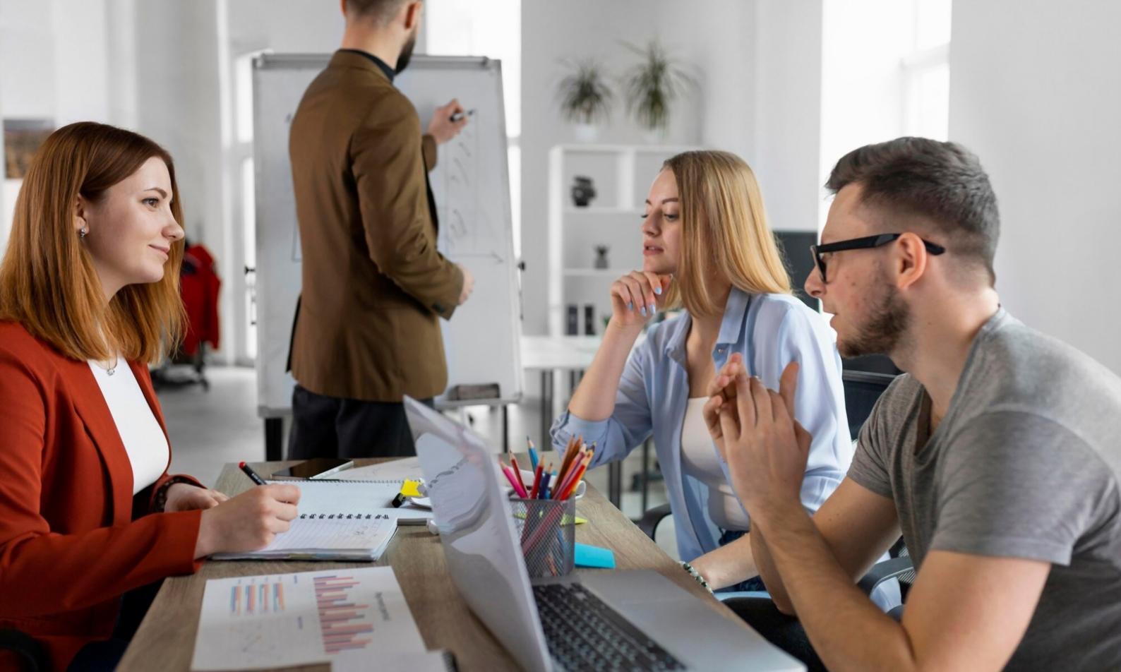 Participant analysant des données budgétaires sur ordinateur